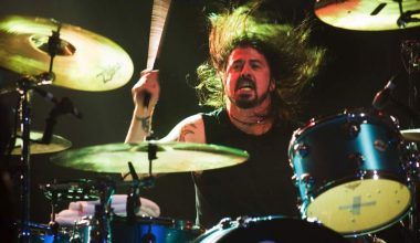 Dave Grohl drumming