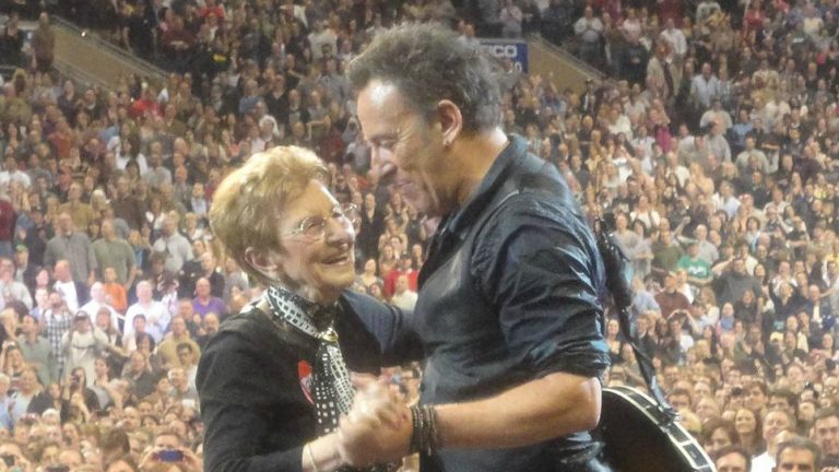 90-Year-Old Adele Springsteen Joins Son Bruce for a Heartwarming Dance at Madison Square Garden