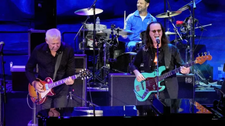 Rush Legends Surprise Fans with Epic “Closer to the Heart” Performance