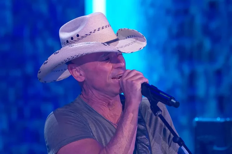 Kenny Chesney Spreads Joy with “Get Along” at the 2025 iHeartRadio Music Awards