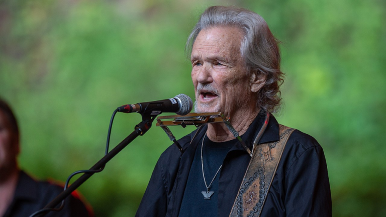 Kris Kristofferson’s Tearful Final Performance Was a Touching Testament to How He Lived