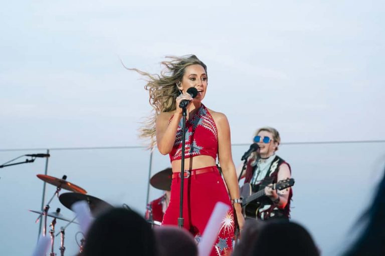 “Lainey Wilson Shines at Macy’s Fireworks Show Despite Strong Winds”