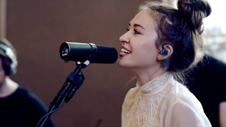 “Lauren Daigle’s ‘Trust in You’ Moves Fans with a Powerful Message”