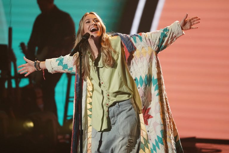 Lauren Daigle Lights Up the Dove Awards with Soul and Heart