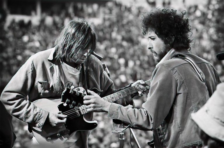 Neil Young & Bob Dylan’s 1975 Duet: A Folk-Rock Masterpiece