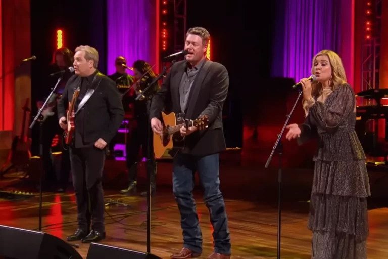 Blake Shelton, Steve Wariner & Kara Britz Honor Alabama with ‘Old Flame’ Tribute at CMT Giants