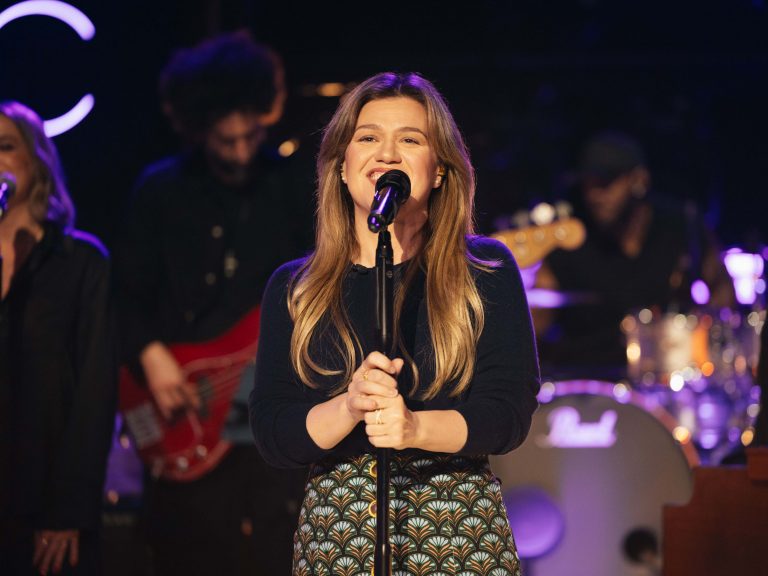Kelly Clarkson Wows Fans with Cover of ‘When You Say Nothing at All’