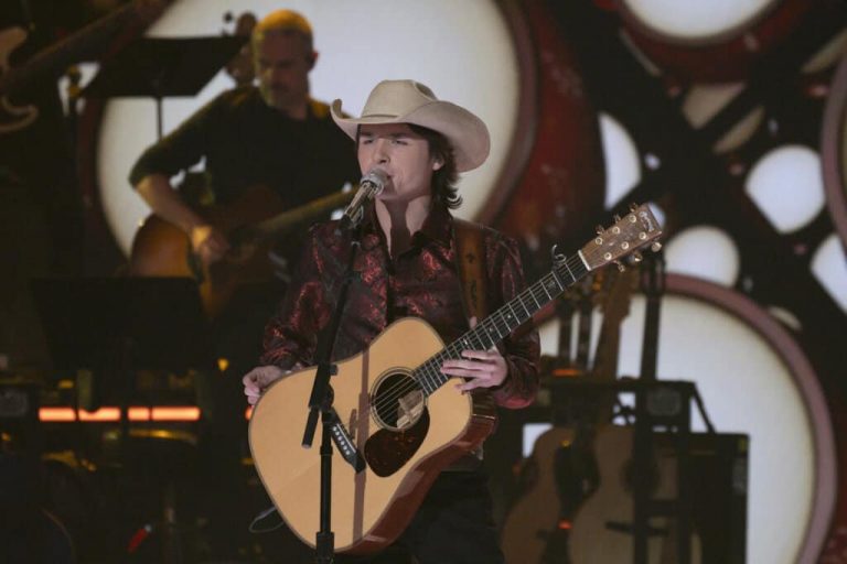 “John Foster Stuns Judges with Powerful ‘Neon Moon’ Performance on American Idol”