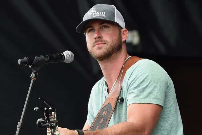 Riley Green Surprises Crowd with Heartfelt Tribute to His Mom