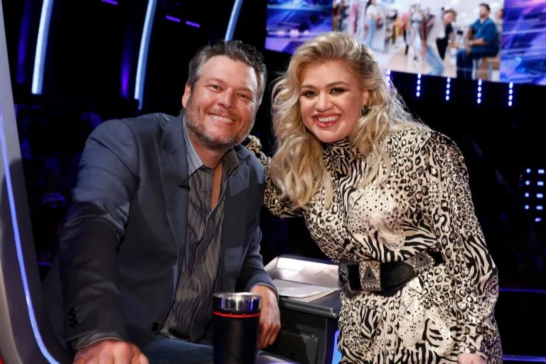 Kelly Clarkson Shocks Fans with Surprise Duet with Blake Shelton — Gwen Stefani Not Happy!