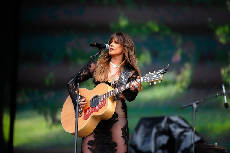 “Ella Langley’s Powerful Performance Lights Up the Red Barrel Lounge”