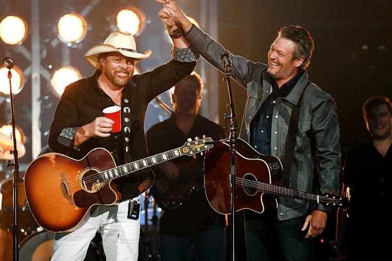Blake Shelton and Toby Keith Perform “Should’ve Been a Cowboy” at 2018 ACM Awards