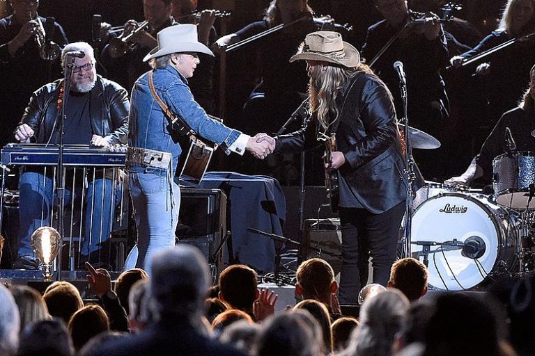 Chris Stapleton and Dwight Yoakam Deliver a Chilling “Seven Spanish Angels” Duet at the 50th CMA Awards