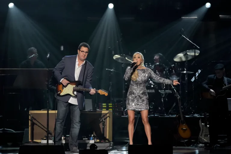 “Carrie Underwood and Vince Gill Sing ‘How Great Thou Art’ Together”