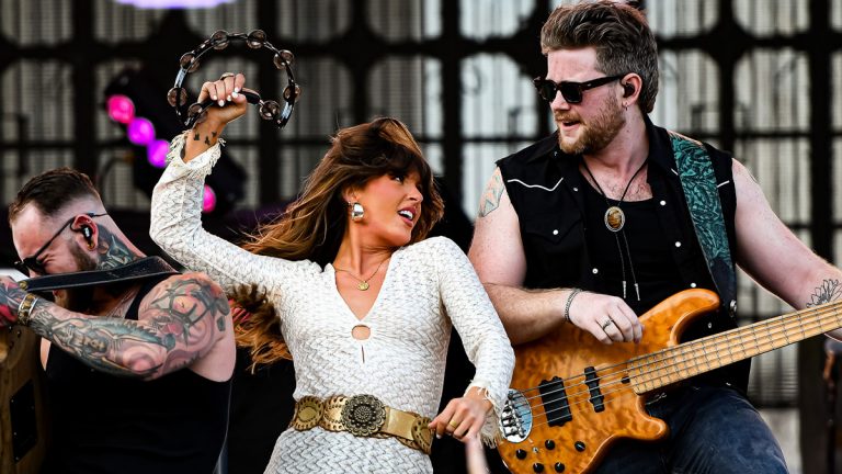 Ella Langley Surprises Fans by Signing Their Skin Instead of Merchandise