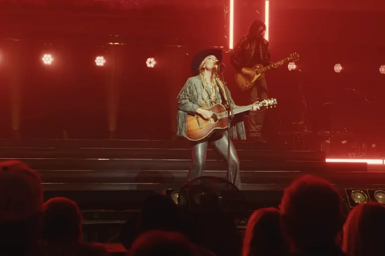 Lainey Wilson Stuns Fans with Powerful “Whirlwind” Performance at C2C 2025