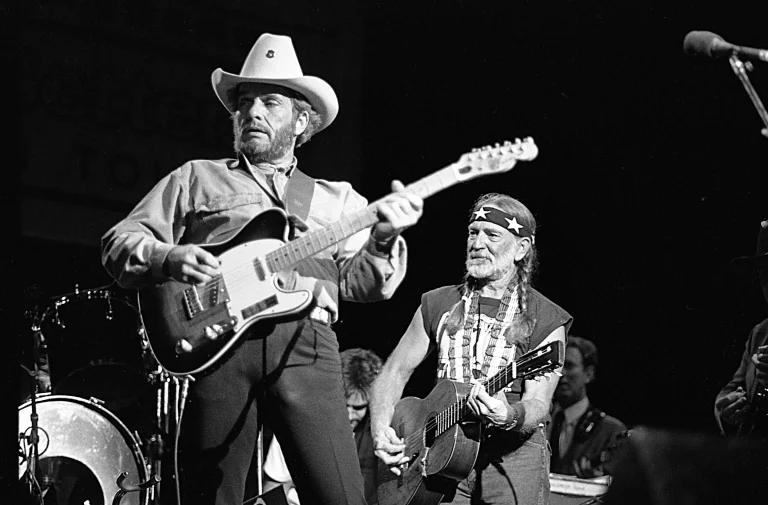 Merle Haggard & Willie Nelson Perform “Pancho and Lefty” on 2007 Tour