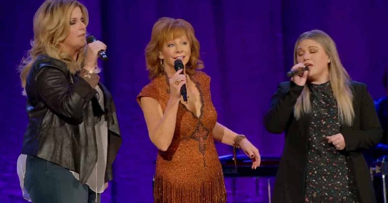 Reba, Kelly, and Trisha Move Crowd to Tears with “Softly and Tenderly”