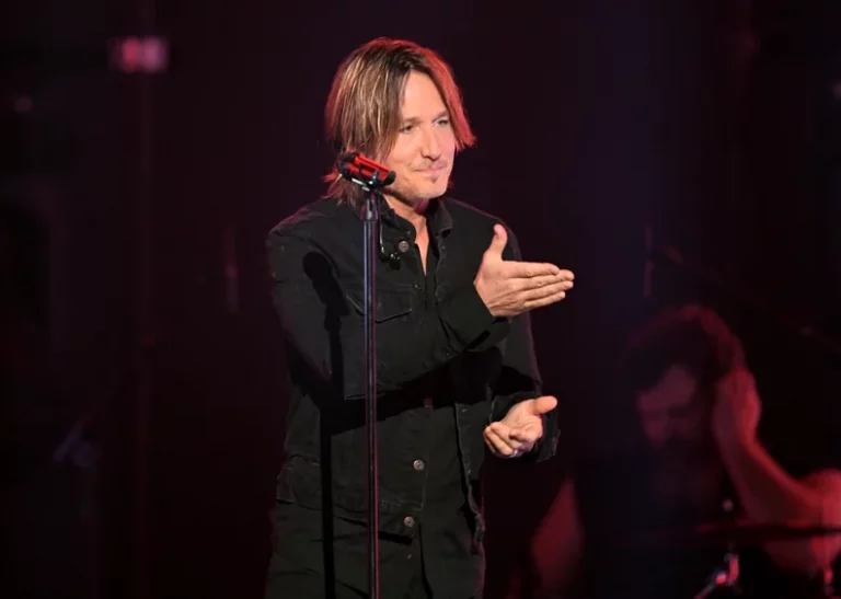Keith Urban’s Emotional Performance of “Burden” Leaves Fans in Awe