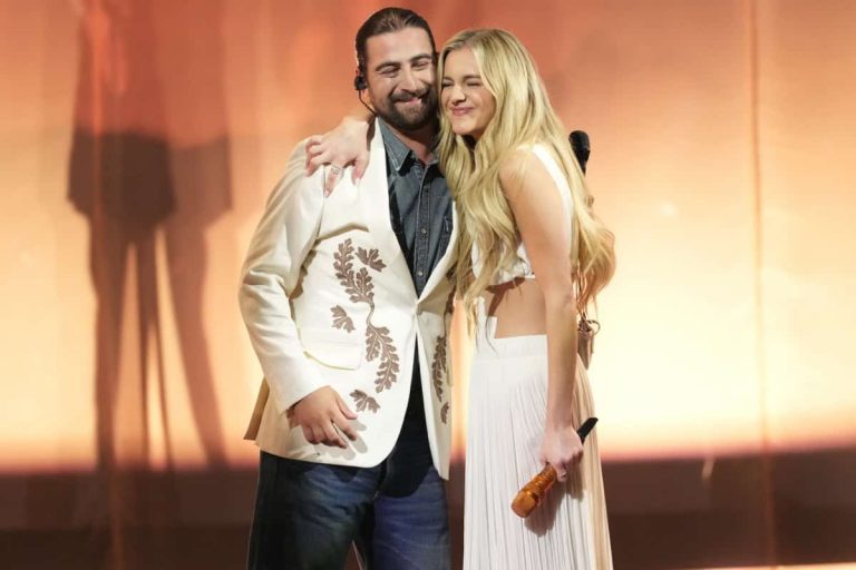 Kelsea Ballerini and Noah Kahan Move the CMA Audience With “Cowboys Cry Too”