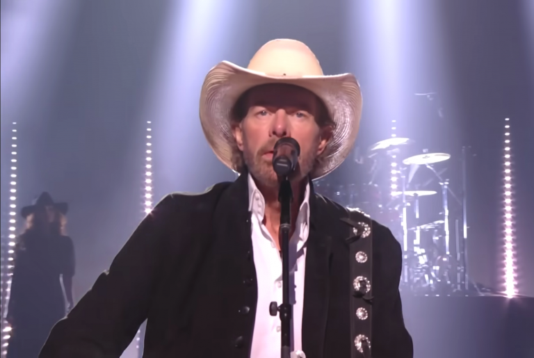 Toby Keith Silences the Room with Powerful Moment at the People’s Choice Country Awards