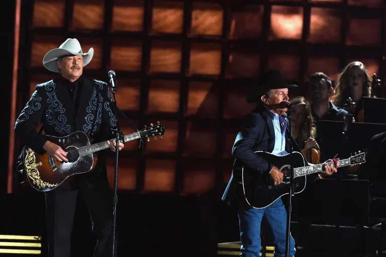 Alan Jackson & George Strait Perform “Remember When” & “Troubadour” – 2016 CMA 50th Concert