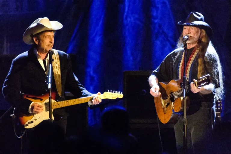“Willie Nelson & Bob Dylan Perform ‘You Win Again’ Live 2004”