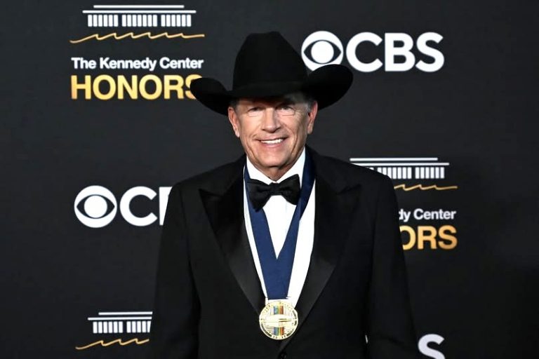 Country stars unite to honor the “King of Country,” George Strait, at the Kennedy Center Honors.