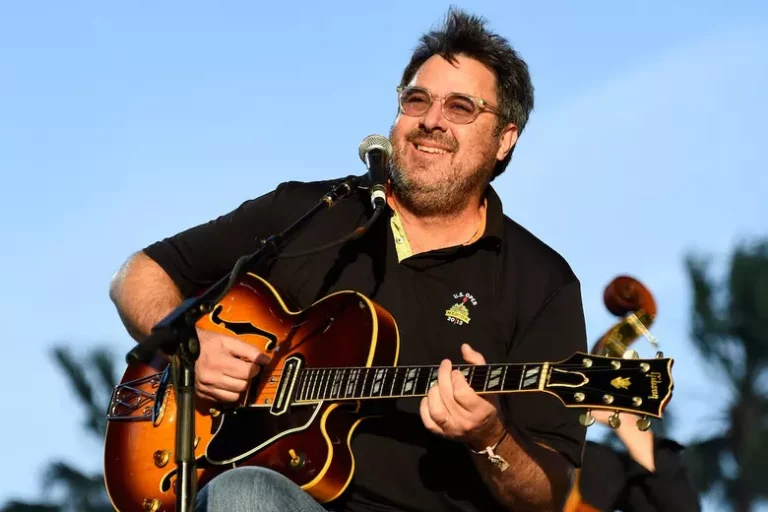 Vince Gill Backs Taylor Swift for a Record-Breaking Country Music Hall of Fame Moment